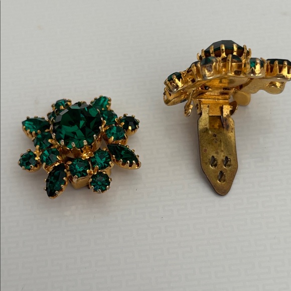 Elegant Vintage Emerald Green Rhinestone Floral Clip Earrings - Picture 6 of 7
